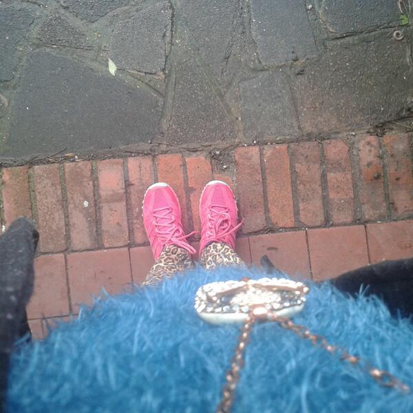 Look of the day.  #lookoftheday #leopardprint #pinktrainers #croppedsweater #fluffysweater #owlpendant