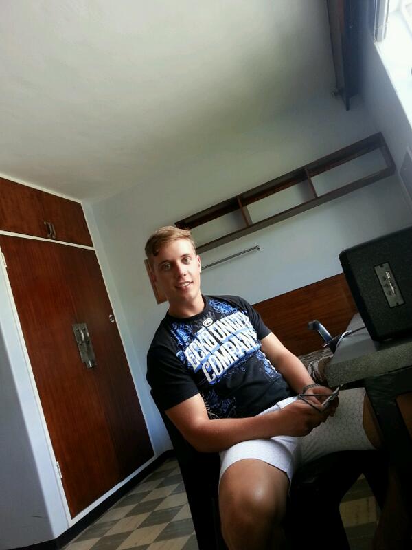 humanwollie's tweet photo. Eerste dag #HuisArmentum @jpnosieneser http://t.co/IgP5iCkZUO