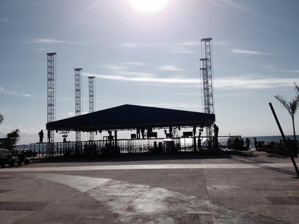 chung_kuo's tweet photo. #roughlife,concrete,no sand under the stage#winning,ohandits. Sunnynwarm! http://t.co/AeCVFPpl5A