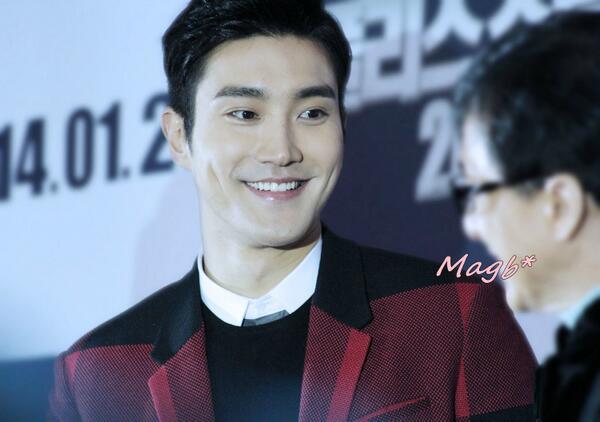 suju_thailand's tweet photo. 140117 Siwon at Jack Chan Police Story premier (cr.siwon_magb) พี่ชายยยยยย ♡♡♡♡♡♡♡♡ http://t.co/2oeLBDICfn