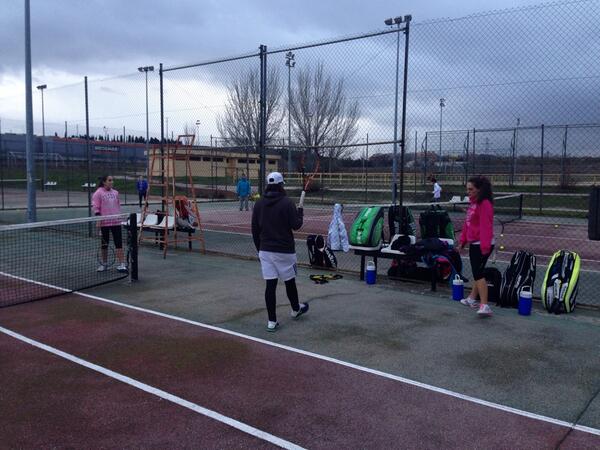 masqtennis's tweet photo. @laura_9910 @CbAleja @NuriaMG_17 menos mal q mis ladies me alegran estas frías tardes de enero!!#sinovenismdsapunto http://t.co/LGP7QBpYYk