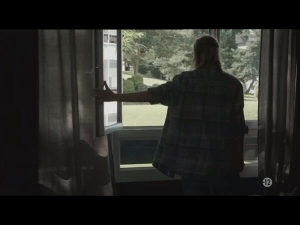 Lesrevenants_it's tweet photo. Confine sottile vita/morte...Il dubbio di Julie http://t.co/0G5gR6G9Wd