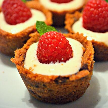 GlutenFreely's tweet photo. Lil magical Gluten Free White Chocolate Mousse Mini Cookie Cups by @Singerinkitchen : http://t.co/SuMjNnAWhU http://t.co/EUunsKITGd