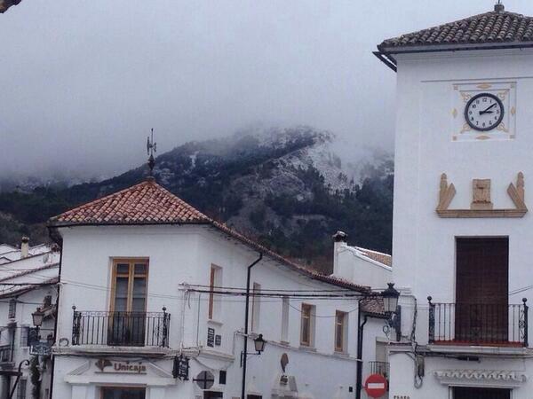Titancadiz's tweet photo. Nieva en Grazalema. Cadenas a las bicis!! http://t.co/9614fMoaRa