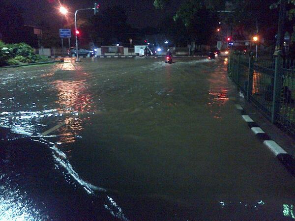rasbaru's tweet photo. Pukul 01.45 Lampu merah gambir (depan kementrian kelautan) terendam banjir 30 cm, banyak pengendara motor mogok http://t.co/nWIFaZ6ADV