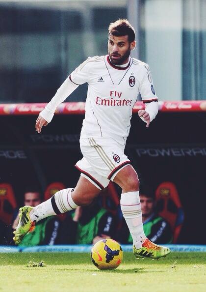 FootyinPhotos's tweet photo. Antonio Nocerino [@MultiYates] http://t.co/P24SkYZO0c