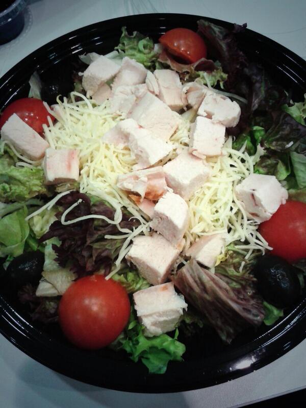 QuePasta_Murcia's tweet photo. "@SrtaKudura: A cenar en @QuePasta_Murcia  #OhSí http://t.co/9V9Rga8k3M" Ensalada de pollo con salsa césar, ¡buena elección!