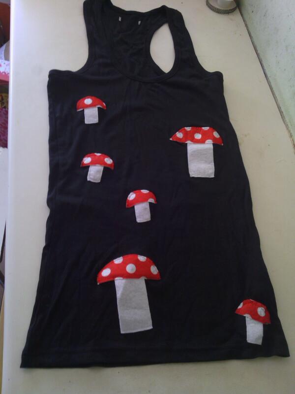 Batiburrill's tweet photo. Camiseta de setas, 10€/unidad http://t.co/TCwLZXugpQ