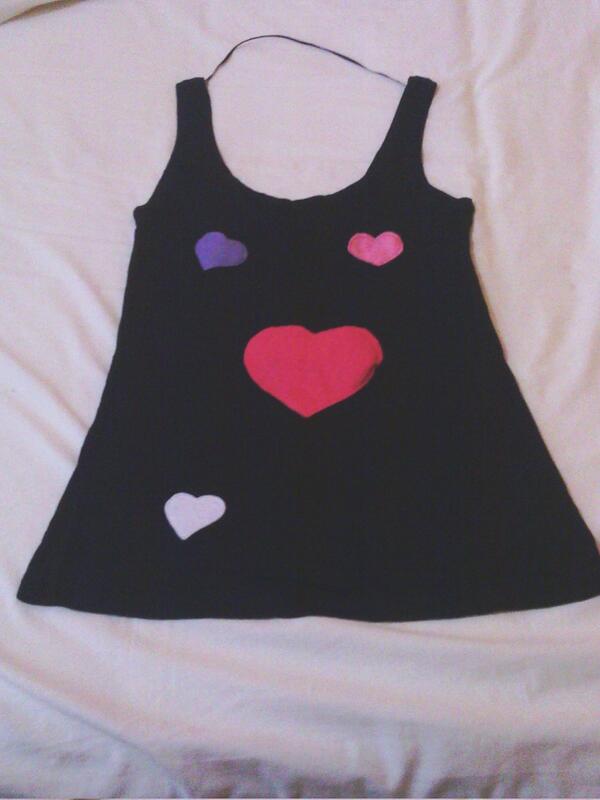 Batiburrill's tweet photo. Camiseta de corazones, 10€/unidad http://t.co/jjOQM7wKmk