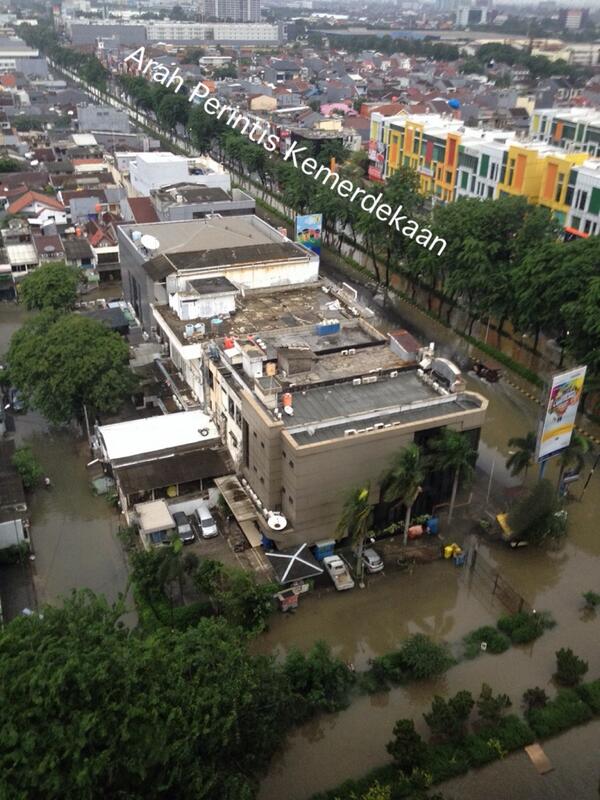 lewatmana's tweet photo. View banjir dr Apartemen WGP Klp Gdg http://t.co/gzW9UdF4dl (via @esunaryanto)