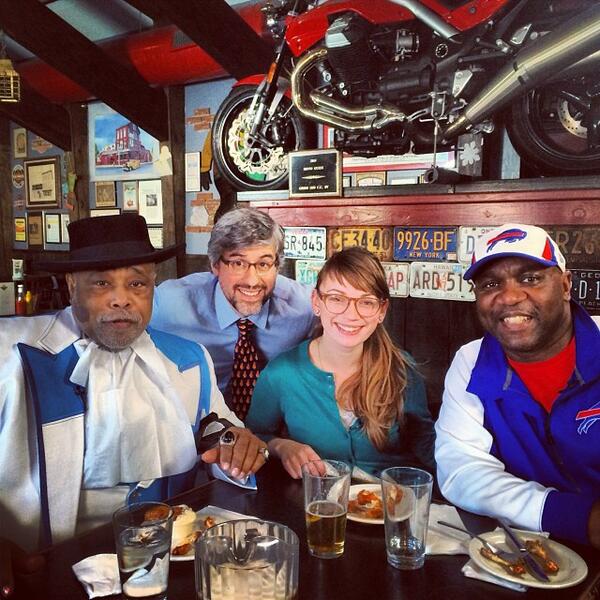 BuffaloWingWear's tweet photo. Great pic from @bernicemarie of her, @thurmanthomas @MoRocca &amp; @LanceD24K enjoying @AnchorBarWings in Buffalo #Hot :) http://t.co/kWXQQEem2T