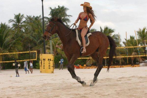 RealBrookeAdams's tweet image. O my gosh! Love! 💕🐎“@RosaMendesLa: @BrookeTess this photo is awesome! You look like a lady on a horse! #BrookeStyle http://t.co/Gh9HvbbcaZ”