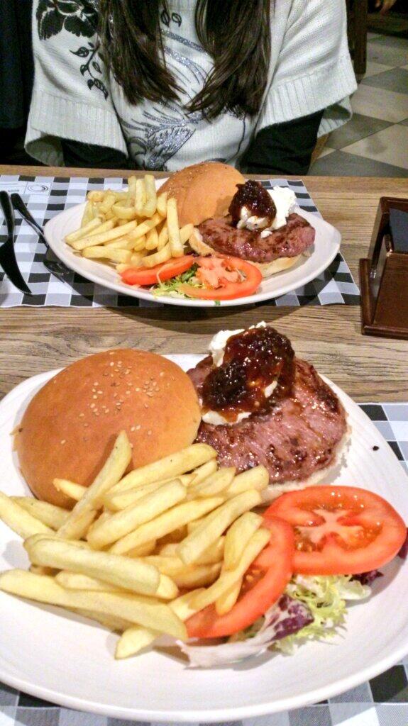 loli_og's tweet photo. Pasando hambre en el plaza massima con @laura_lgs http://t.co/8KKvfR1uaH