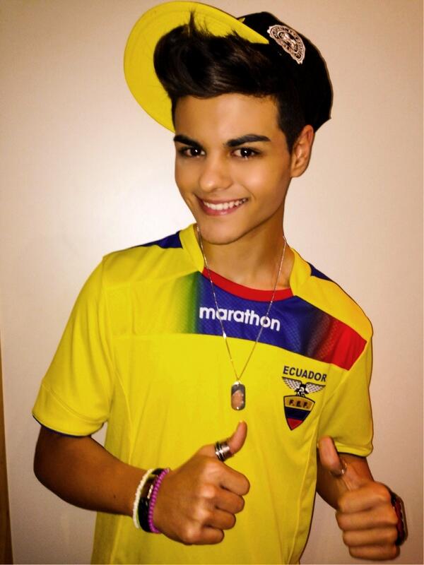 AbrahamMateoEcu's tweet photo. RT Sorpresota! gracias a @AbrahamMateoMus por lucir los colores de Ecuador con tanto cariño. Te queremos con la vida! http://t.co/PHCQR60z0K