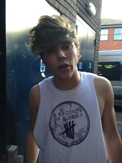 5SOSLukeee's tweet image. Damn. He's cute.