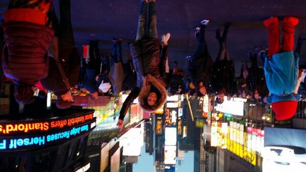 ZAHOOFFICIEL's tweet image. Cherchez l'intrus dans la photo en direct de #NYC loooool bisou mes cheris