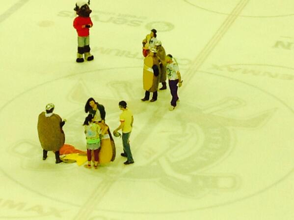 Thanks to the #RDC Queens Hockey Team for participating in our <a href="/SUBWAY/">Subway®</a> challenge tonight! @rdcathletics #GoQueensGo