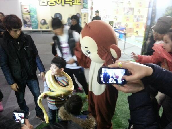 2013monkey's tweet photo. 저희 원숭이학교에는 쌍두사말고도 예쁜 색을 가진 보아뱀도 있답니다^^
'귀.여.운' 보아뱀과 함께 기념사진으로 즐거운 추억을 간직하세요~ http://t.co/ppiiCPIIIy