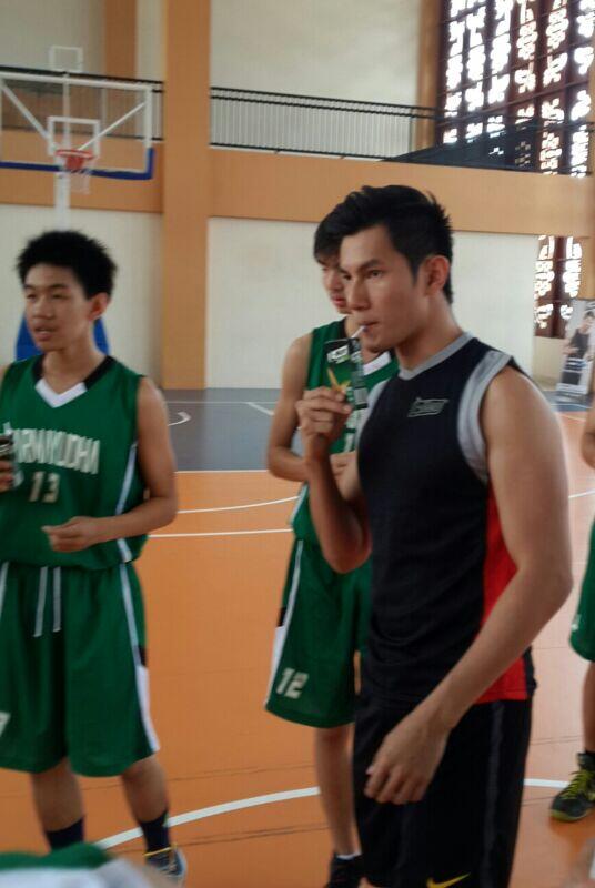 LMen's tweet photo. Minum L-Men 2 GO dulu biar tambah semangat main basketnya. :D #LGTS @darmayudhaPKU http://t.co/BRbpq7q0QA