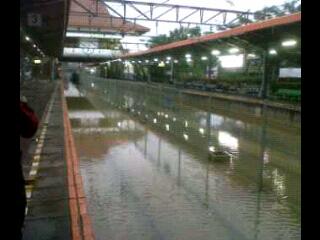 #InfoLintasKRL, Kondisi stasiun Tanahabang, rel masih tergenang air. Untuk saat belum bisa melayani perjalanan KRL.