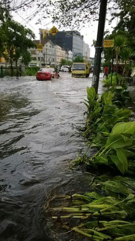 liputan6dotcom's tweet photo. "07.01 Banjir di Jl. RE Martadinata, Ancol (depan Hotel Alexis) ketinggian 30-50 cm http://t.co/6M2Vw30FTu" via @RizdKidut #BanjirJakarta