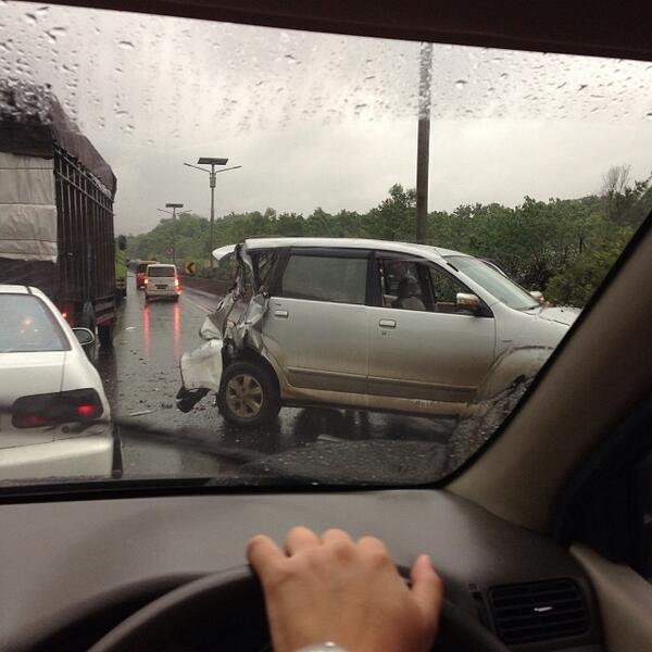 07:11 Kecelakaan 3 mobil di KM 70 Tol Cipularang (arah ke Jkt) &amp; msh penanganan Petugas Polri. (Foto <a href="/nicholas_tirta/">Nicholas Tirta</a>)