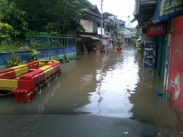 VIVAcoid's tweet photo. INFO: Banjir di Jl Karet Pasar Baru Barat I, Karet Tengsin, Tnh Abang, JakPus http://t.co/PAaikOm7ec #infobanjirVIVA via @TMCPoldaMetro