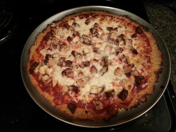 oootik's tweet photo. @TylerHoover91 @meatsquadmsu would you eat this? homemade steak and chicken pizza...made in 30 mins..100000 g protein http://t.co/C8VVKqof4k
