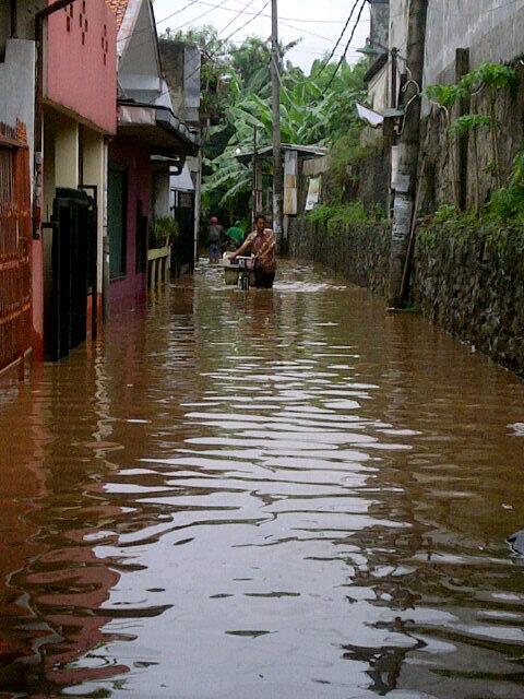 PakGembus's tweet photo. "07.30 WIB jl.padang, swadarma, ulujami, pesanggrahan jaksel. Kali meluap. http://t.co/neopxIdcMl