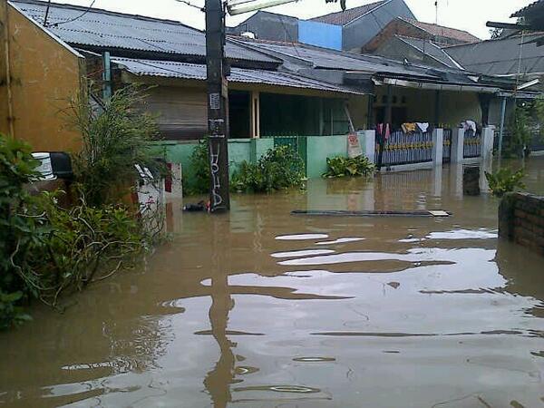 AAP_agung's tweet image. Perumnas 1 jalan mawar 5 nih min, lemparin mie sekardus dong min buat warga sini ... @BekasiUrbanCity