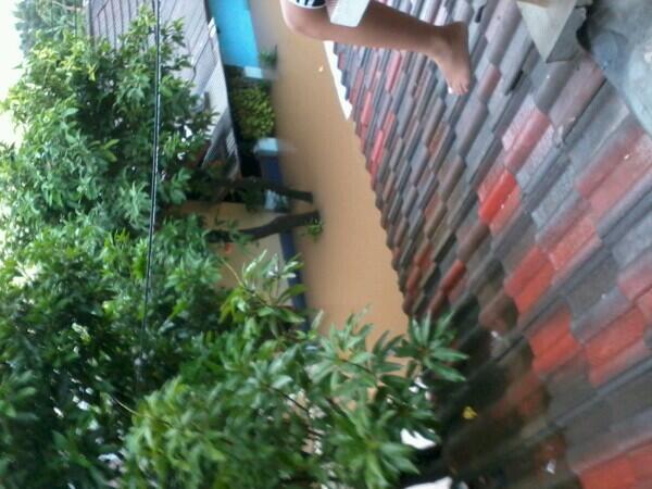 BekasiUrbanCity's tweet image. #URGENT RT @aldrinFA: Banjir jl Nusantara,jatimulya bekasi. Tinggi air 1,5 mtr. Btuh bntuan makanan, evakuasi wrga