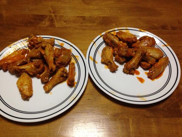 Ty_Burress's tweet photo. Homemade buffalo wings for @Mary_Goldsmith #IKnowRight http://t.co/PDbIy7J3pg