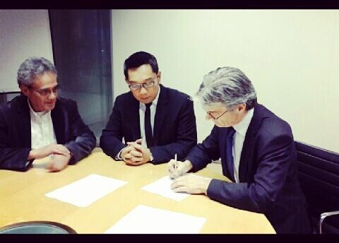 Ttd MOU dana hibah dari perusahaan Vitten Evides Belanda utk air &amp; banjir kota Bandung, ditandatangani Kang Emil.