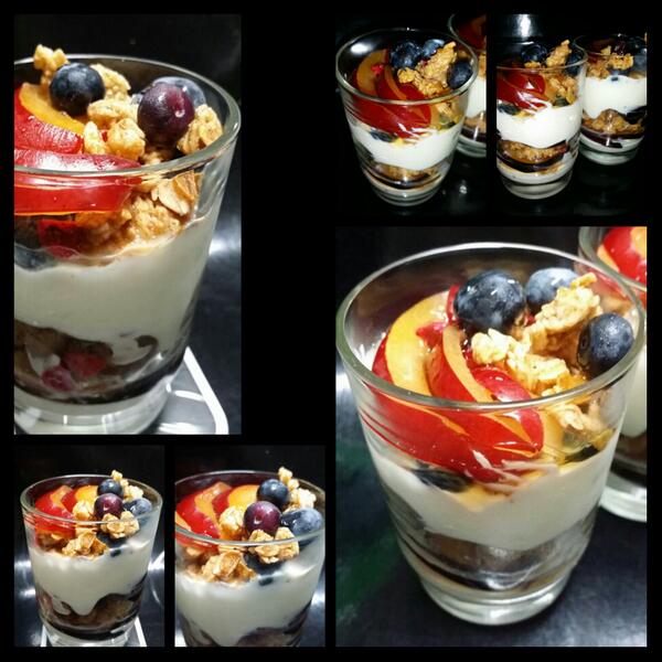 yongtechong's tweet photo. My homemade greek yogurt parfait to satisfy my sweet cravings http://t.co/DJBMaJ4fNs