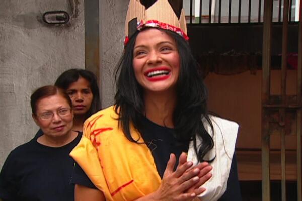 Revive el momento en el que Andreína Vallejo vuelve a usar la corona en #DeTodasManerasRosa goo.gl/dzerMb