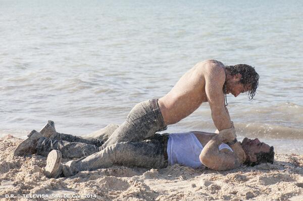 sebasrullisrb's tweet photo. Pelea de dos rivales! @sebastianrulli @luisroguzman http://t.co/62M8DzbzaJ