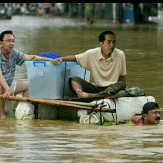 tyawoow's tweet photo. Pak jokowi_pun menyerah :D &amp; mengungsi http://t.co/GIleerTeTQ