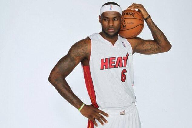 Nba専用選手紹介垢 レブロンジェームズ キングともよばれる言わずと知れたスーパープレイヤー 並外れた身体能力 相手の上から叩きつけるダンクなど 全てが非凡である Http T Co B6jamp5dn9 Twitter