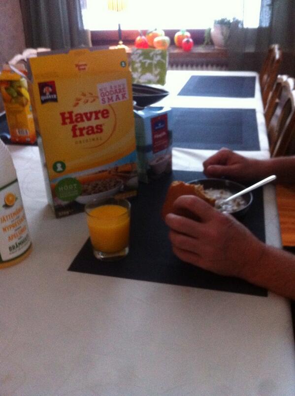 PiaBylund's tweet photo. @EnzoJenzo Pelle äter frukost i Solberg (barnmat) http://t.co/cXD7dPf7CI