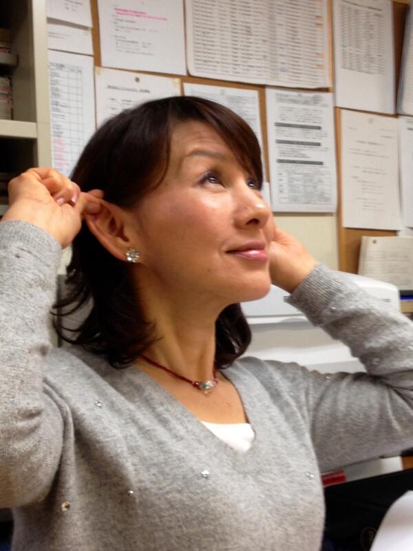 O Xrhsths Fmひらかた 周波数fm77 9mhz Sto Twitter 美魔女塾 今日のレッスンは 顔のくすみを一瞬でとる 方法 でした 番組前にしろたまちゃんも早速実践 耳の上部をつまみ斜め45度上の方向に3秒引っ張ってこれを10回繰り返すと顔の血行がよくなり 顔色も