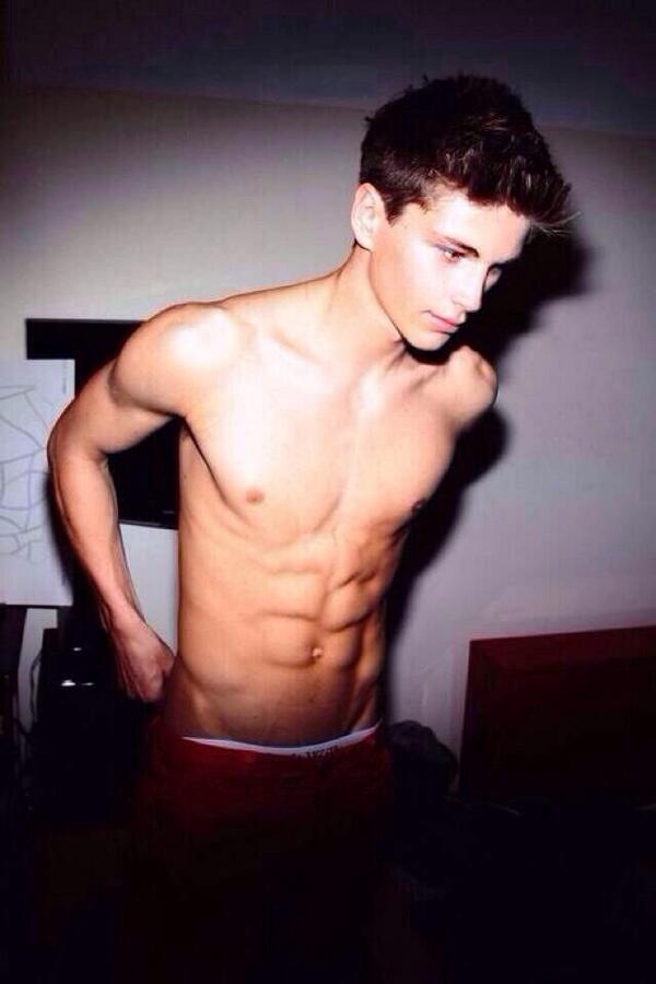 JustAG1rl's tweet photo. I don't know who this is but woah😍😍😍😍 #heybaby http://t.co/IqgVsML7pl