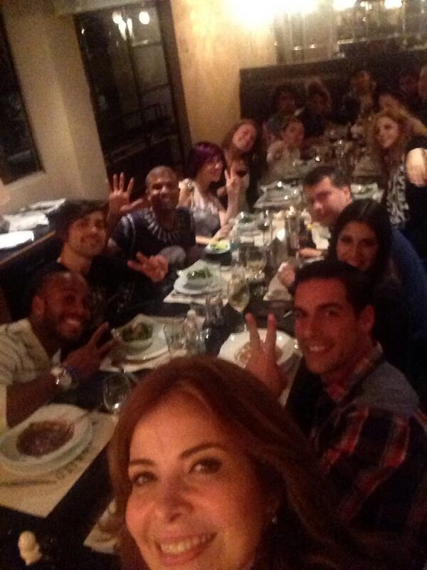 GloriaTrevi's tweet photo. Aquí todos cenando para celebrar la familia q junto con ustedes formamos! Y están aplaudiendo sus vídeos del baile!! http://t.co/AOu2EoAkic