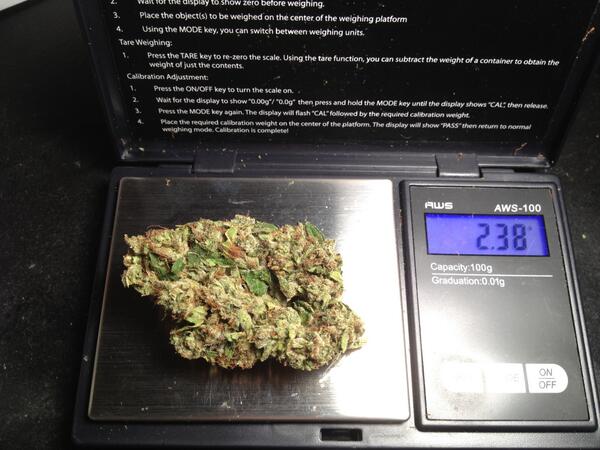 420inLA's tweet photo. #WeedEmergency My last nug of #HolyGrailOG What up fam! @BeachBong @Spongebob_hi @Bearded_Stoner @BongNation420 #weed http://t.co/6uNh7qFi2a