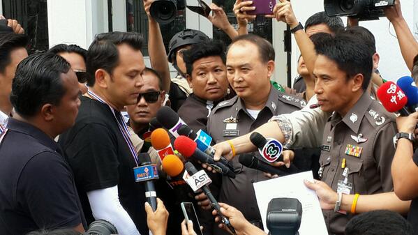 soponmcot's tweet photo. ตัวแทนกปปส.ย่ื่นหนังสือตำรวจ เร่งสืบหามือระเบิดวานนี้และอีกหลายเหตุรุนแรง http://t.co/241Oe3eyyP