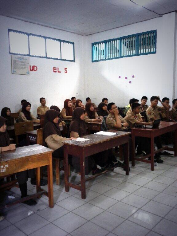 Kita udah mulai presentasi di <a href="/SMAZGA/">SMA Al-Azhar 3 BL</a> !! Pada serius dan antusias nih!!