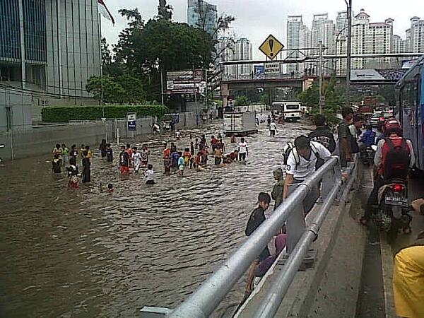 radiountar's tweet photo. Sobat Muda, Ini Kondisi Terakhir Depan Kampus UNTAR 1 > http://t.co/fq9N7rb2im via @MRIJakarta &amp; @dharma282 | #InfoRadioUNTAR #BanjirJKT