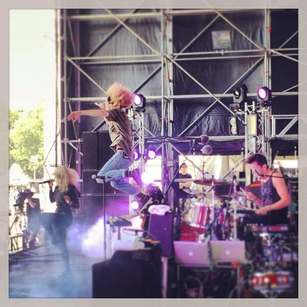 GROUPLOVE's tweet photo. What's up New Zealand! #bigdayout http://t.co/sUFQqPofH1