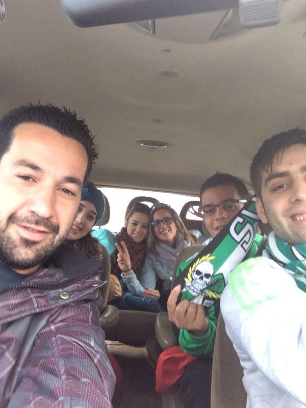 Lauraa0110's tweet photo. "@RgNatii: @miila79 @Lauraa0110 @miguelito8624 llegando a Sevilla en el minibus http://t.co/6yNfwPIuwN"