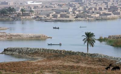 Brightiraq's tweet photo. The #Euphrates and #Tigris rivers meet at #Alqurnah. #Iraq http://t.co/JIAGxgR4nb