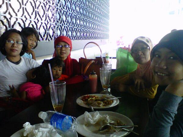 My Mom, My Sisters, and My Aunt .... (з´⌣`ε)